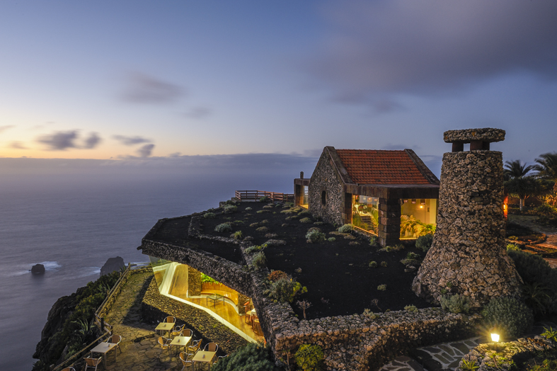 Il Mirador de la Peña si trova a un'altitudine di 740 metri sul livello del mare ed è stato progettato dal famoso artista di Lanzarote César Manrique