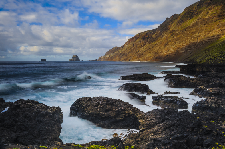 Scogliera di Punta Grande, Sullo sfondo Roque de Salmor