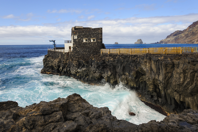 El Golfo, la scogliera di Punta Grande con l'Hotel Punta Grande, l'albergo più piccolo del mondo