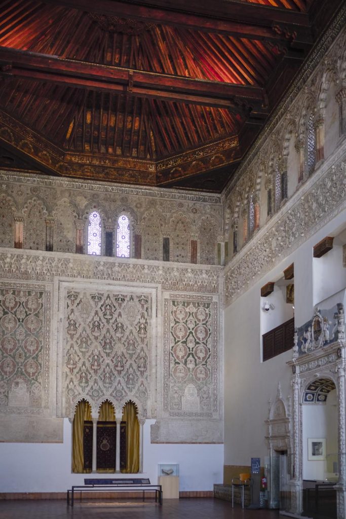 Toledo. La sinagoga di El Transito è famosa per la sua ricca decorazione in stucco, che regge il confronto con l'Alcazar di Siviglia e i palazzi dell'Alhambra di Granada. La sinagoga fu fondata da Samuel ha-Levi Abulafia, tesoriere di Pietro di Castiglia, intorno al 1356. Il fondatore era un membro di una famiglia che aveva servito i re castigliani per diverse generazioni e comprendeva cabalisti e studiosi della Torah