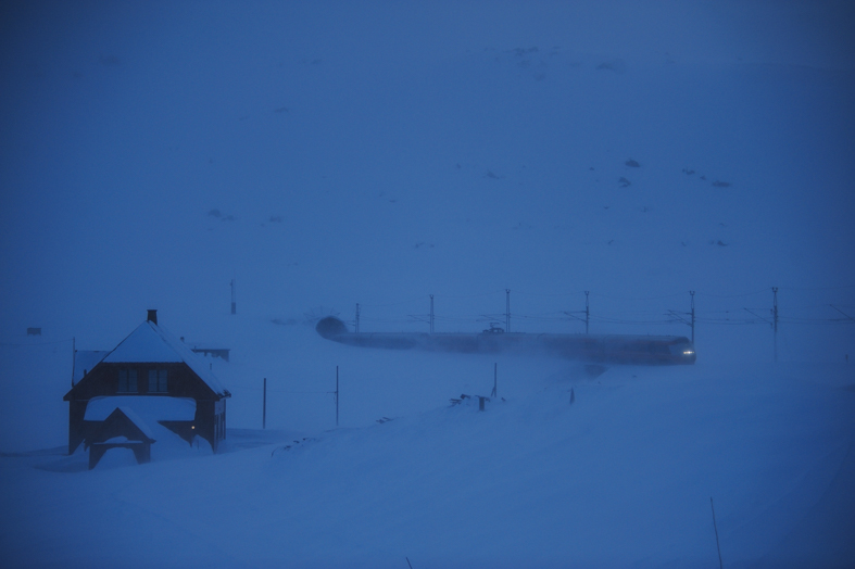 Tempesta di neve vicino a Finse: in certi giorni il vento che scarica tempeste di ghiaccio punta contro i binari, riducendo la visibilità a pochi metri