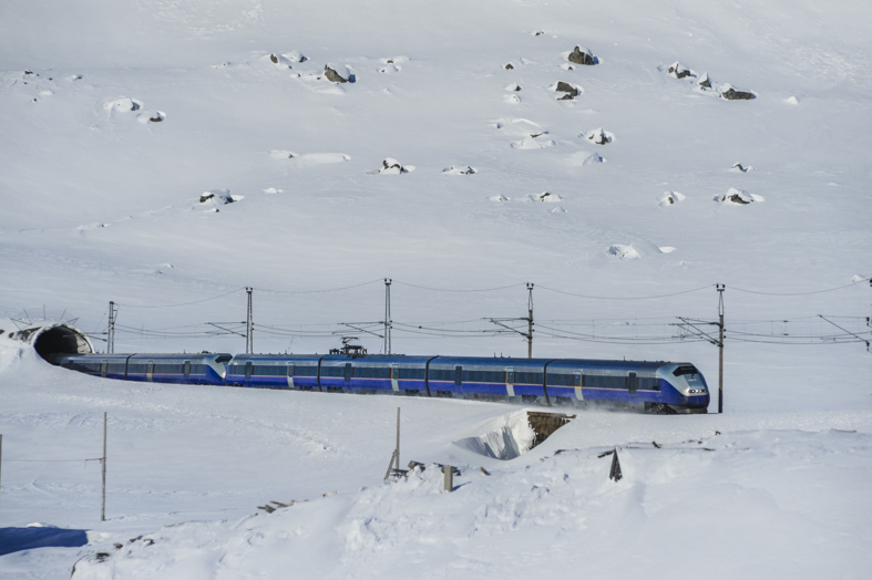 La Bergensbanen è una delle linee ferroviaria più spettacolari, che attraversa l'aspro e inospitale altopiano di Hardangervidda a oltre 1200 mlm