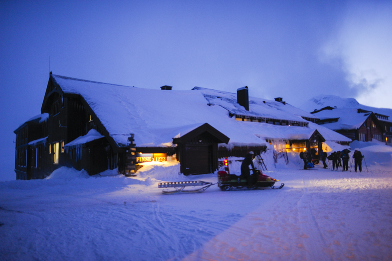 Finse 1222 è un centenario hotel di montagna immerso in un'atmosfera storica unica, a Finse, un villaggio di 10 persone, senza strade