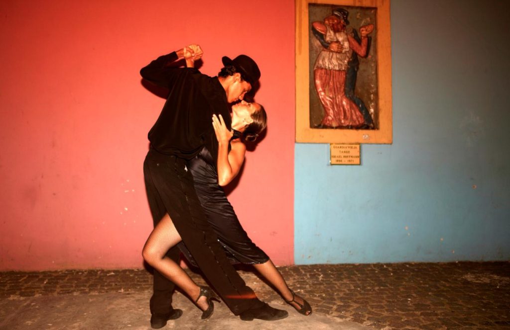 Una giovane coppia balla il tango a Buenos Aires (Keystone)