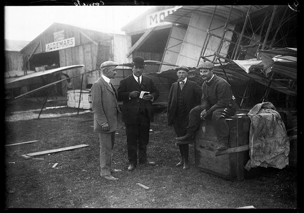 Viry, 1910, Ernest Failloubaz (a destra) con alcuni membri del comitato di aviazione (Keystone)