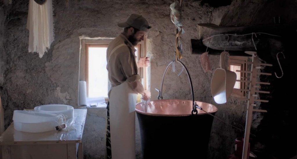 Fabiano è allevatore sull’alpe Arena (firsthandfilms.ch)