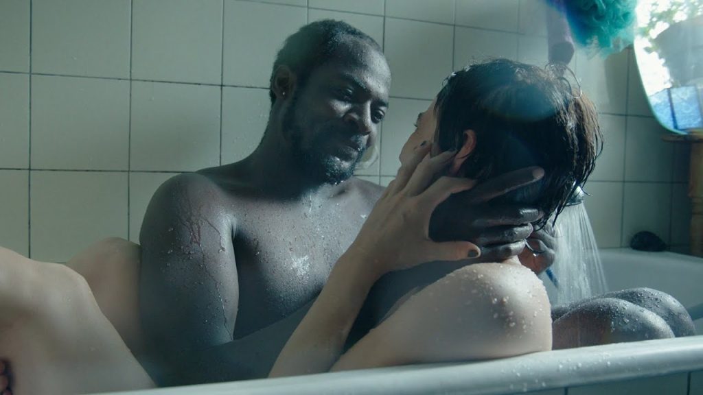 Koudous Seidun e Linda Olsansky in «Quello che non sai di me di Roberto Colla (YouTube)