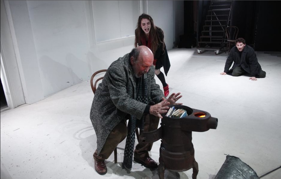 Elio De Capitani, Carolina Canetti e Angelo Di Genio (da sin.) in Libri da ardere (elfo.org; foto Luca Del Pia)