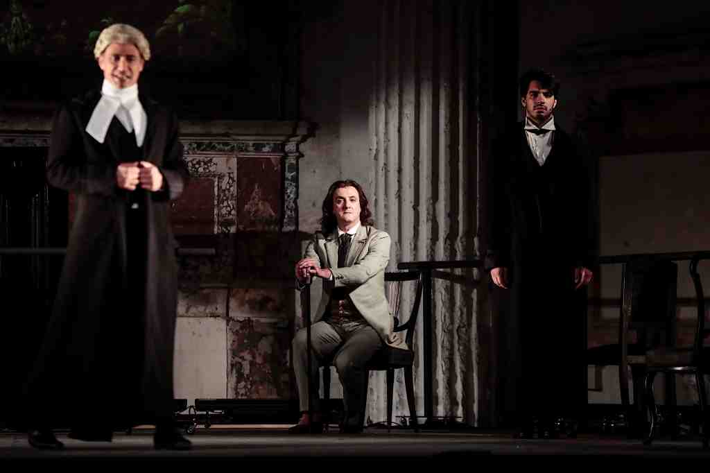 Un momento della pièce «Atti osceni», in scena all'Elfo Puccini di Milano (www.elfo.org)