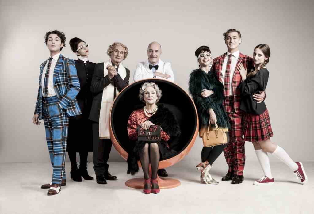 Il cast dello spettacolo in scena all’Elfo di Milano (elfo.org)