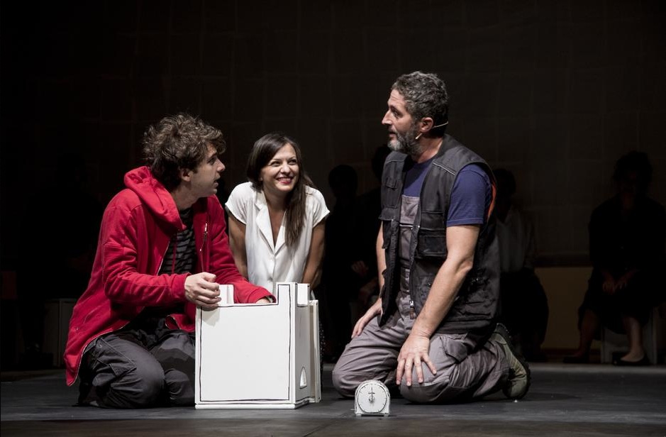 Daniele Fedeli, Alice Redini e Davide Lorino in una scena della pièce (elfo.org, Laila Pozzo)