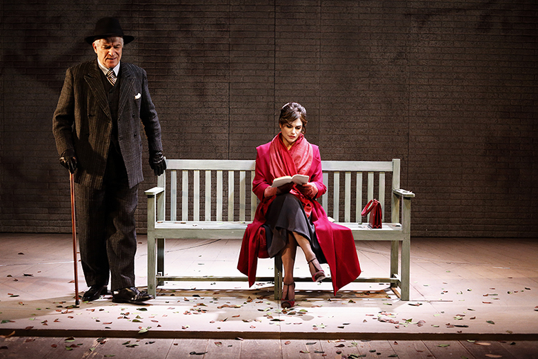 Gioele Dix e Laura Marinoni in una scena di «Cita a ciegas» (teatrofrancoparenti.it)