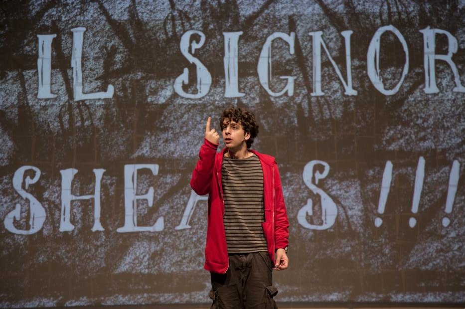 Daniele Fedeli interpreta un ragazzo affetto da Asperger (elfo.org, Laila Pozzo)