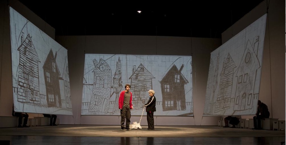 Daniele Fedeli è protagonista de «Lo strano caso del cane ucciso a mezzanotte» (elfo.org, Laila Pozzo)