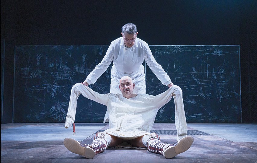 Un momento dello spettacolo in scena al Piccolo Grassi di Milano (© Masiar Pasquali, piccoloteatro.org)