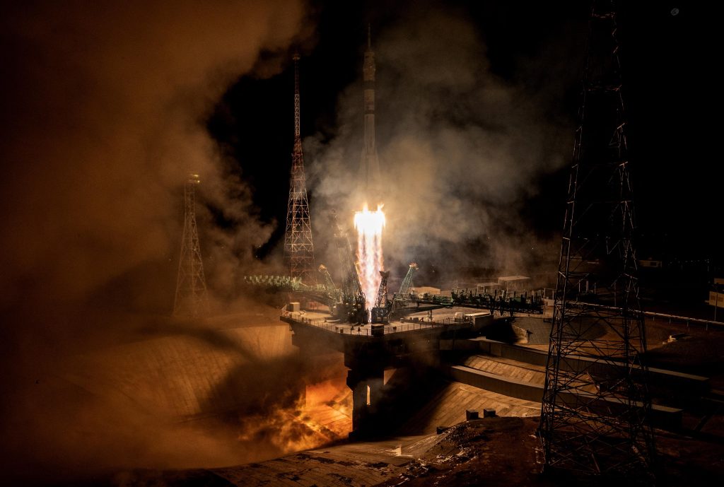 Decollo di Soyuz con la navicella che trasporta la 67esima spedizione alla Stazione spaziale internazionale, Baikonur, 18 marzo 2022 (AFP)