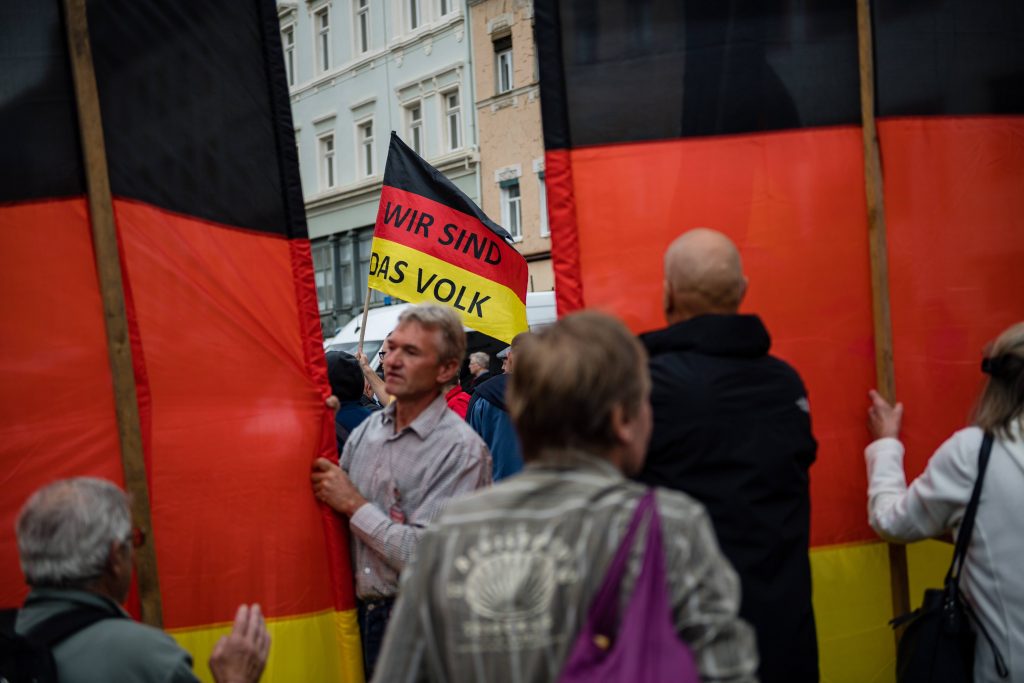 Sostenitori di AfD ad Altenburg, in Turingia. Lo slogan sulla bandiera recita: «Noi siamo il popolo» (Keystone)