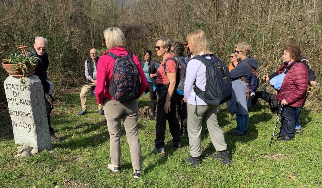 Un momento della passeggiata lungo il percorso dei cippi a Stabio; a sinistra Fiorenzo Rossinelli