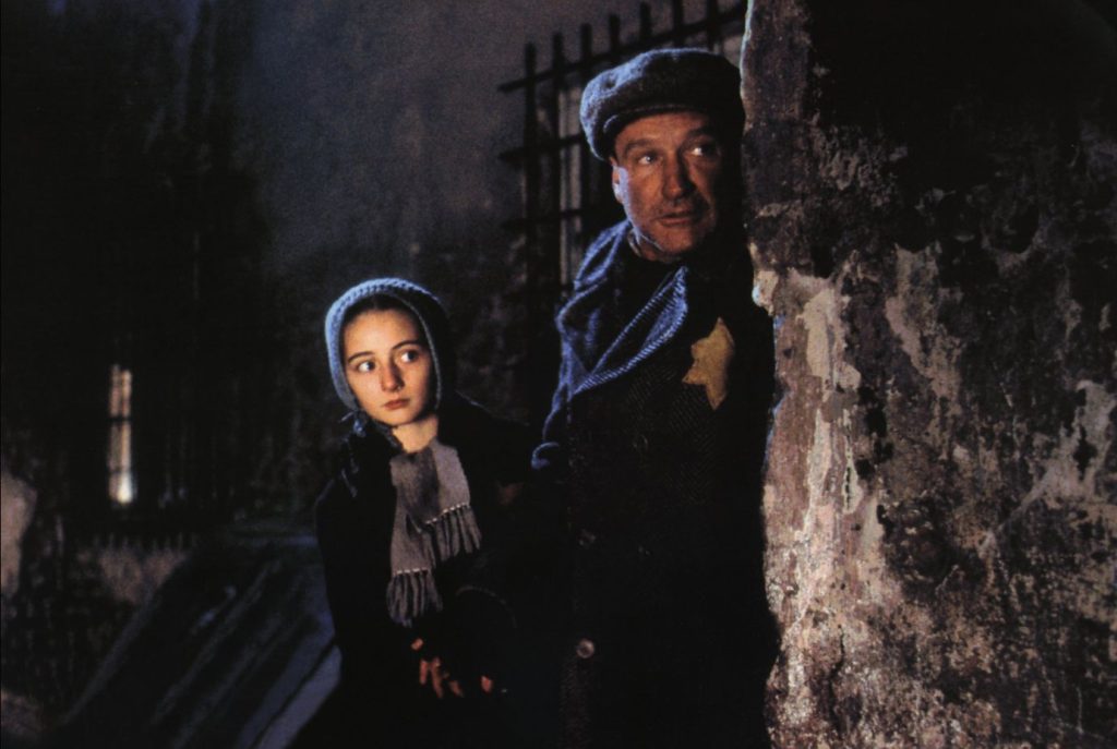 Robin Williams e Hannah Taylor-Gordon in una scena di Jakob il bugiardo, film del 1999 (Keystone)