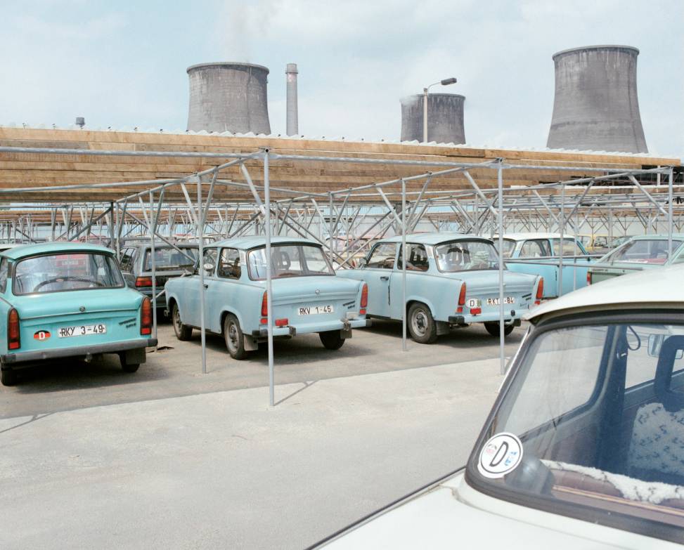 Alcune Trabant parcheggiate davanti a una fabbrica della Rdt, primavera 1989 (Keystone)