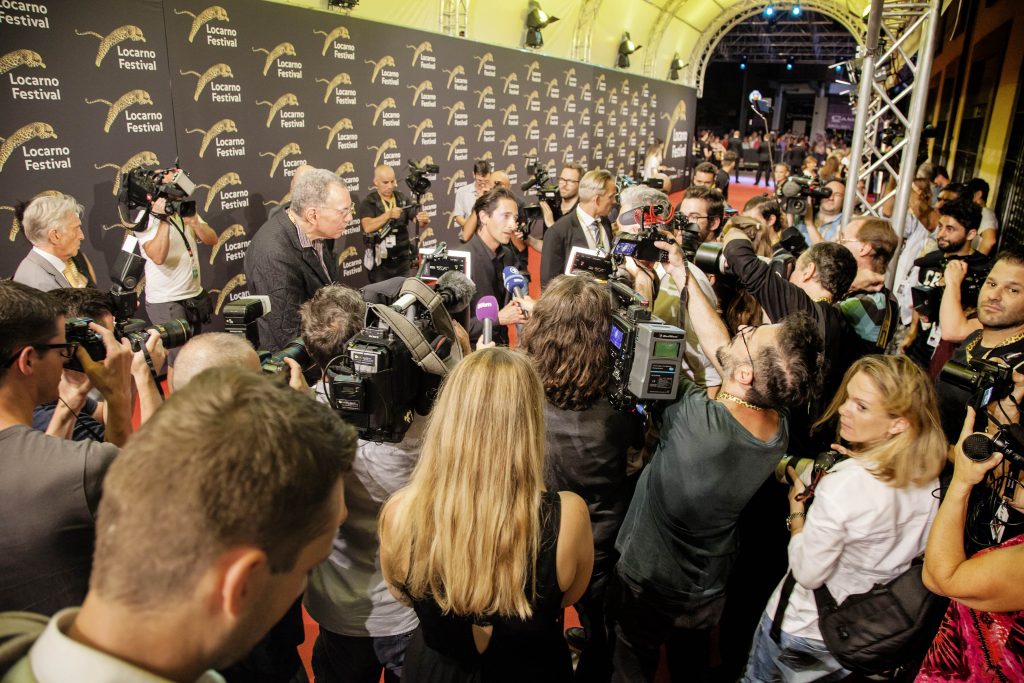 L’attore e produttore statunitense Adrien Brody immortalato dai fotografi sul tappeto rosso (Stefano Spinelli)