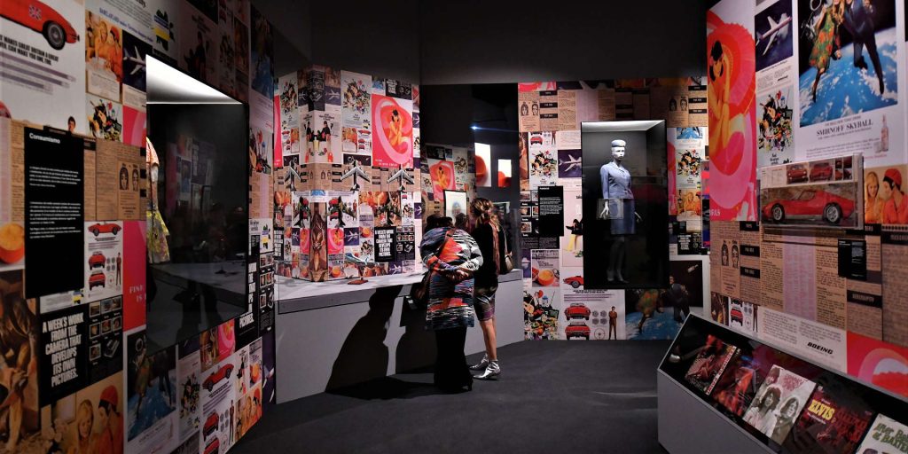 Il vivace allestimento di una delle sale espositive (mostrarevolution.it)