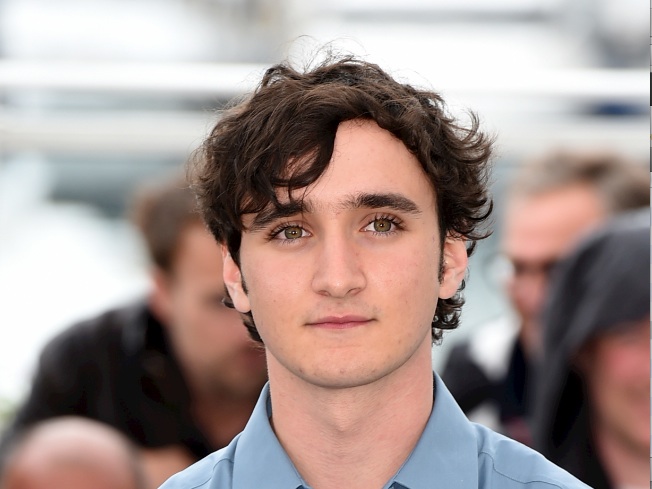 Il giovane Adriano Tardiolo durante la presentazione del film a Cannes (Marka)