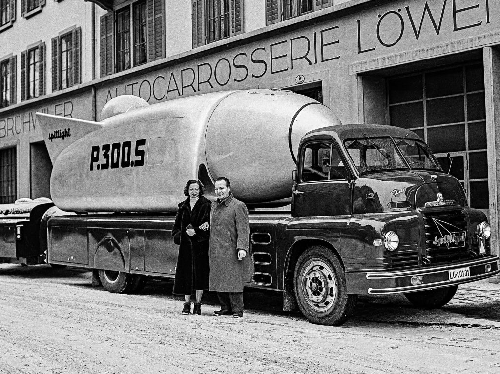 L’ingegnere Gianni Andreoli e la moglie Gertrude con lo Spitlight davanti alla Carrozzeria Huber & Brühwiler di Lucerna. (Fondazione ENTER, Soletta)