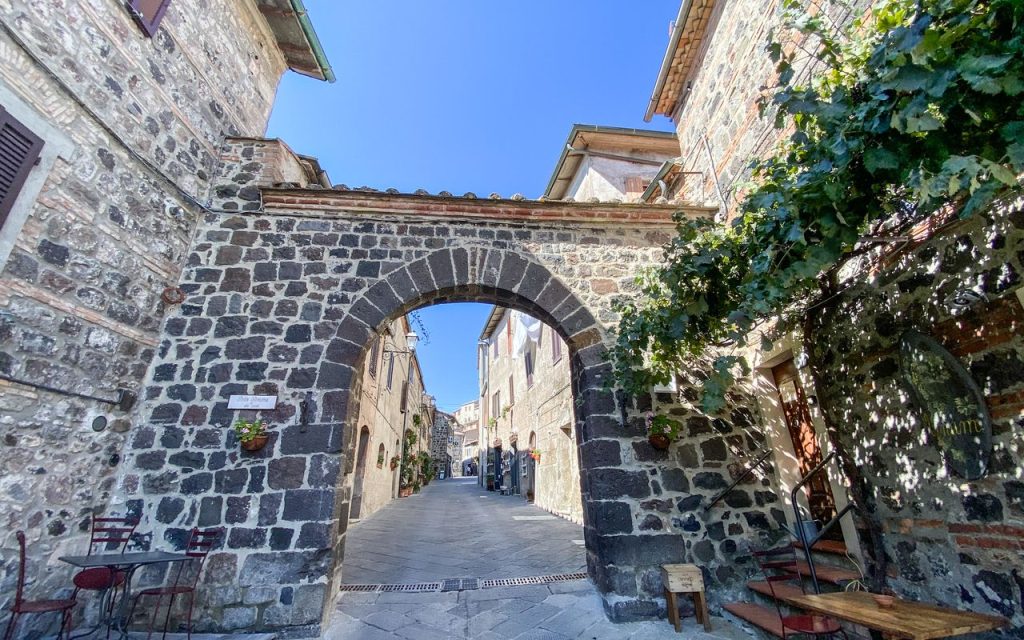 La porta di accesso al paese, attraverso le antiche mura (Simona Dalla Valle)