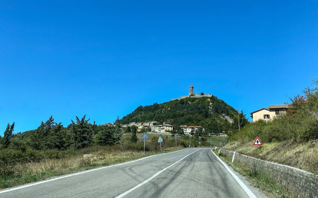 La Fortezza di Radicofani si staglia sul borgo (Simona Dalla Valle)
