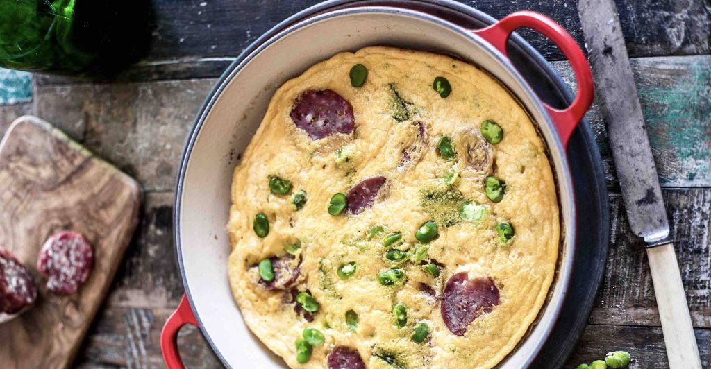 Un'immagine della frittata con salame e fave