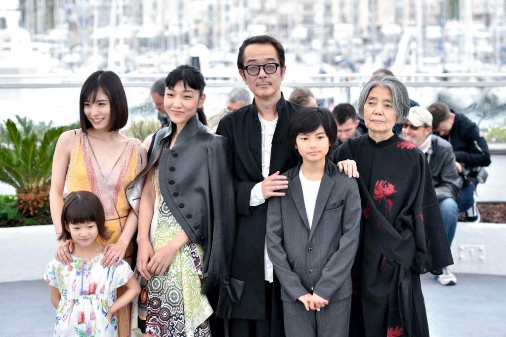 Il cast di «Shoplifters», film vincitore del Festival di Cannes (Keystone)