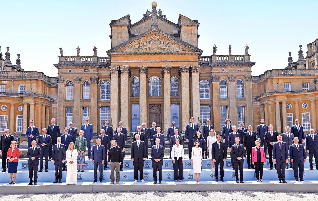 Keir Starmer (al centro, in prima fila) e altri leader in occasione del summit della Comunità politica europea nell’Oxfordshire (Keystone)