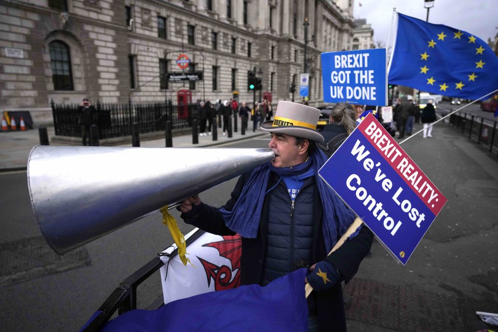 Proteste contro la Brexit. Lo slogan in primo piano: «La realtà della Brexit? Abbiamo perso il controllo» (Keystone)