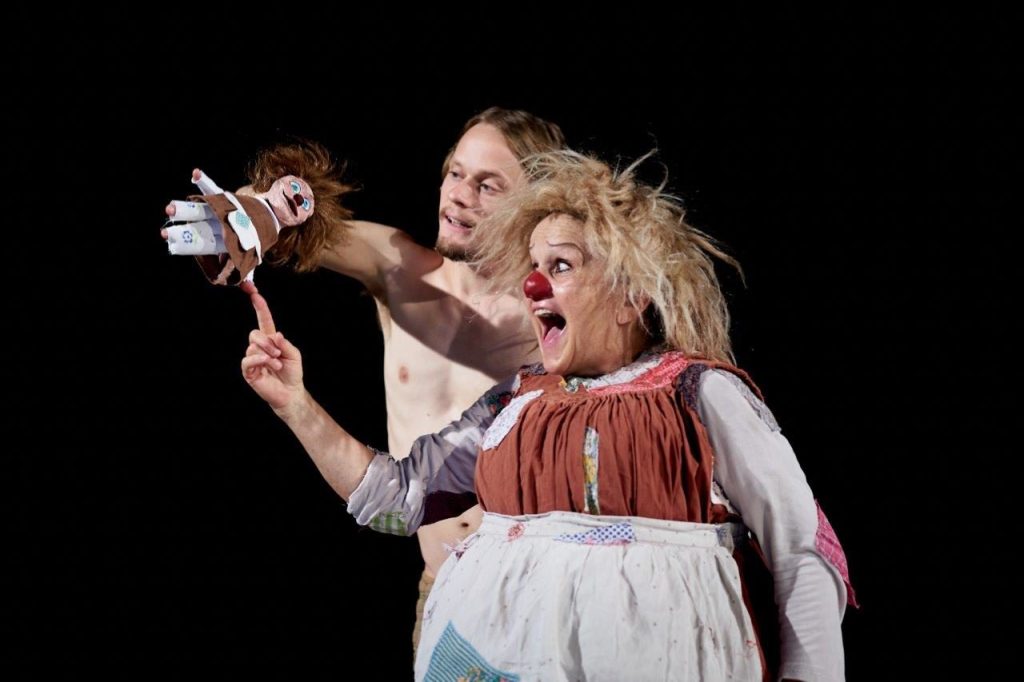 Gardi Hutter con il figlio Juri in «Gaia Gaudi» (gardihutter.com, foto Hajo Schüler)