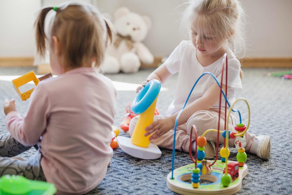 I preasili Atgabbes sono luoghi di socializzazione che permettono ai bambini di incontrarsi e di usare il gioco come strumento di comunicazione (Freepik)