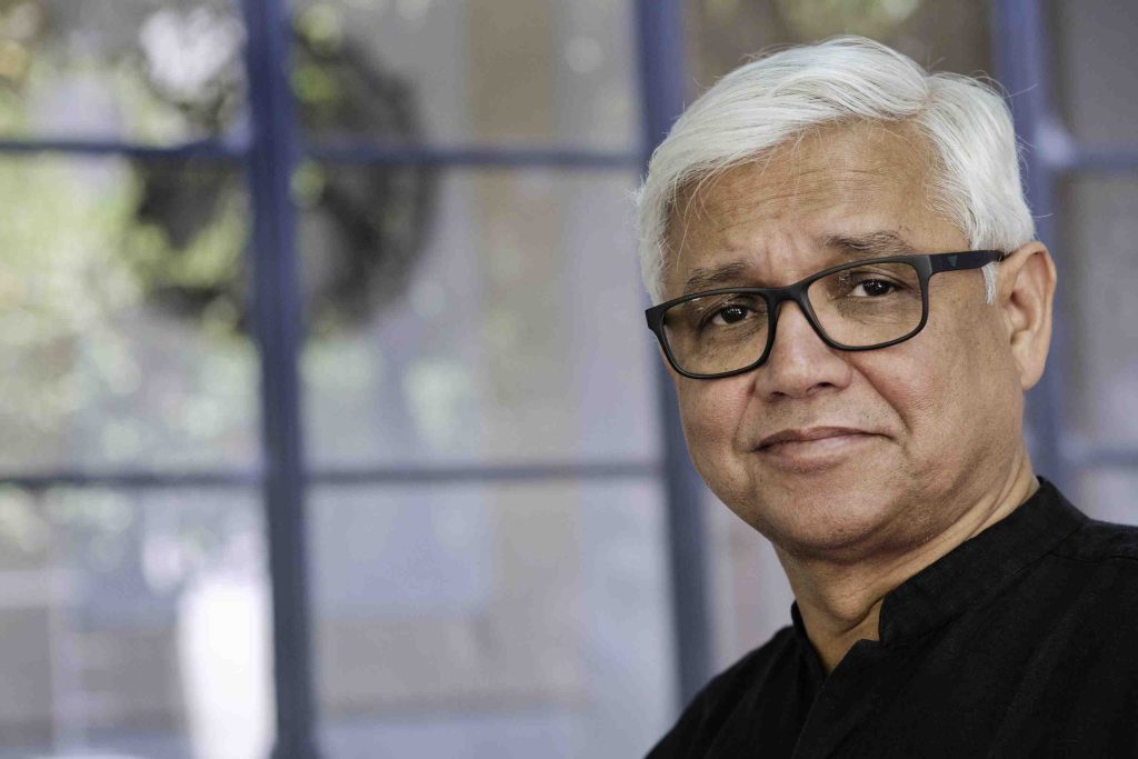Come si fa ad essere ottimisti? L’indiano Amitav Ghosh in un’immagine recente scattata a Roma (Keystone)