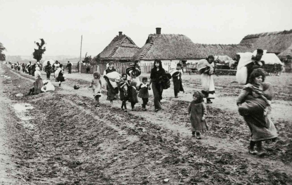 Ebrei in fuga dal proprio shtetl in seguito alle persecuzioni dell’esercito zarista – inizio Novecento (Keystone)
