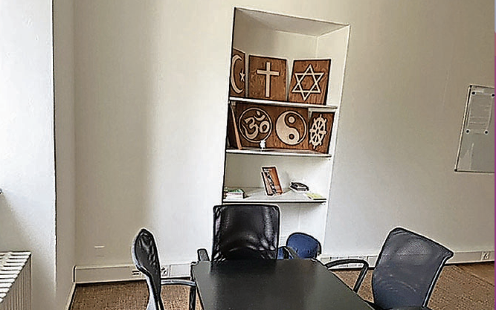 L’aula 151B è dedicata alla meditazione e alla preghiera