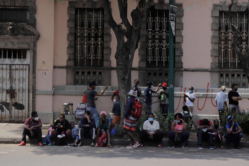 Haitiani in attesa a Città del Messico (Shutterstock)