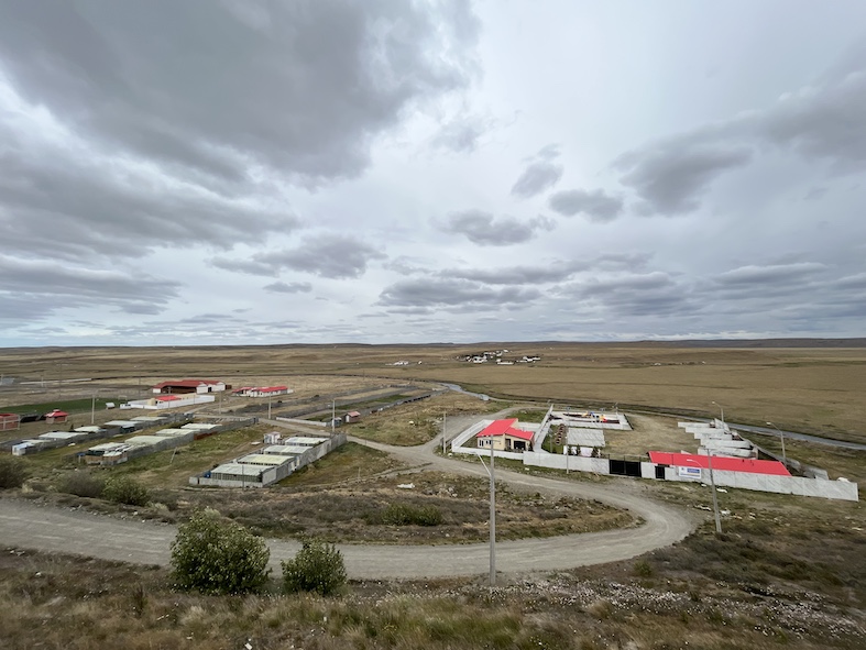 La vista desolata dalla collina di Cerro Sombrero