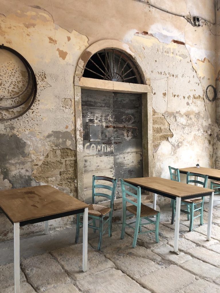 Il porticato delle ex cantine della colonia penale agricola oggi occupato dai tavolini dell'unico ristorante dell’isola 