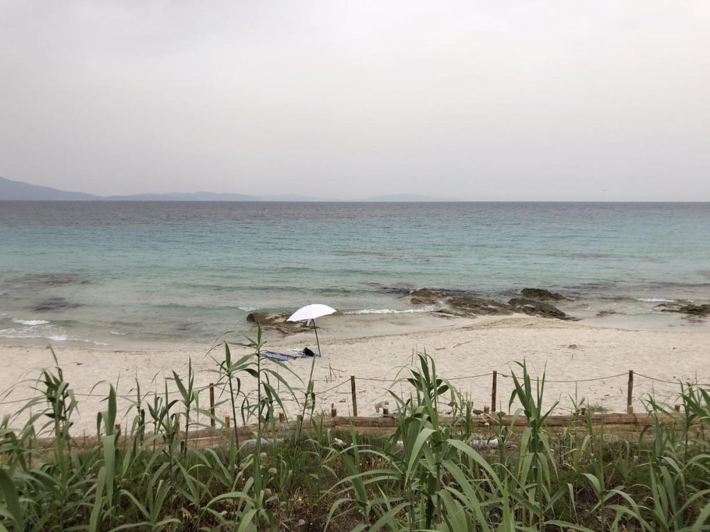 La sabbia bianca di Cala Giovanna, unica spiaggia accessibile al pubblico