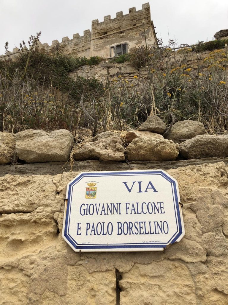 La via che porta al molo del traghetto è intitolata alle due più note vittime di mafia