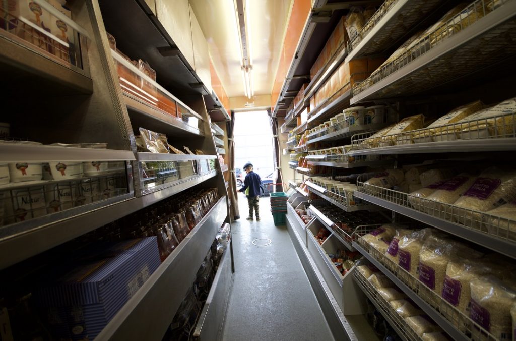 L'interno del camion Migros (DMG Agency)