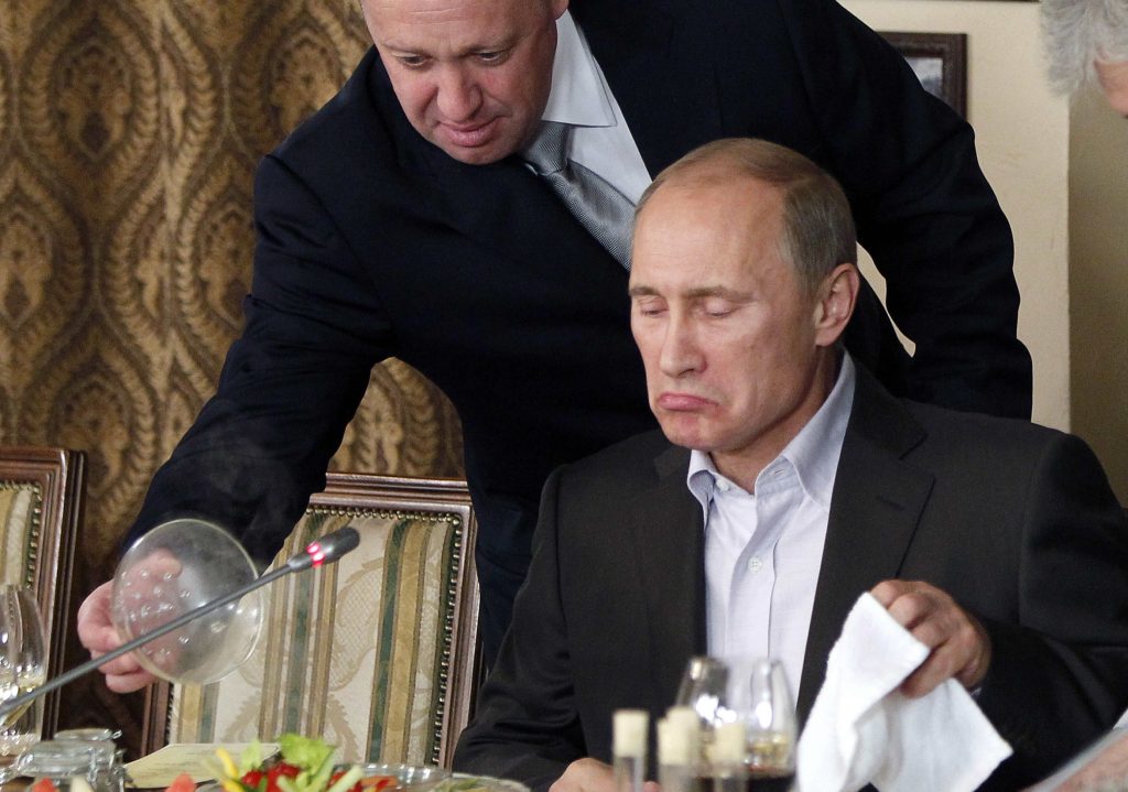 Prigozhin serve del cibo all’allora primo ministro russo Putin (più in basso) nel novembre del 2011 a Mosca (Keystone)