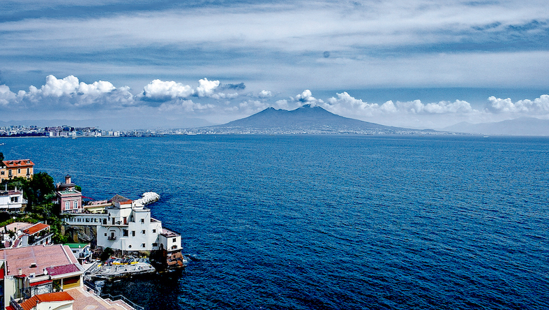 Vista di su Napoli, Vesuvio sullo sfondo (Pixabay)
