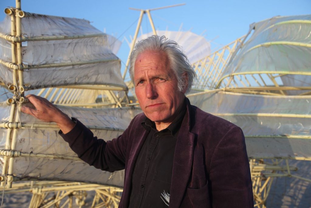 Theo Jansen con una delle sue bestie da spiaggia (museoscienza,org)