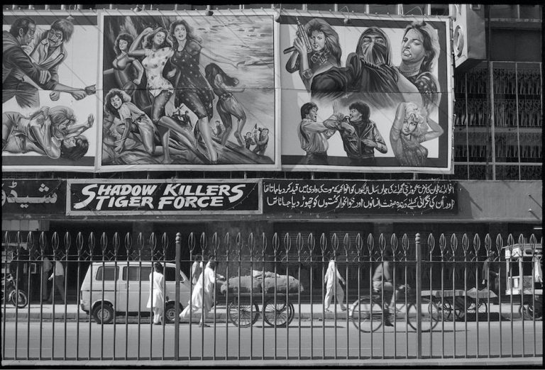 Villi Hermann, Karachi (Pakistan), Cinema e venditori ambulanti, 1991 (© www.imagofilm.ch)