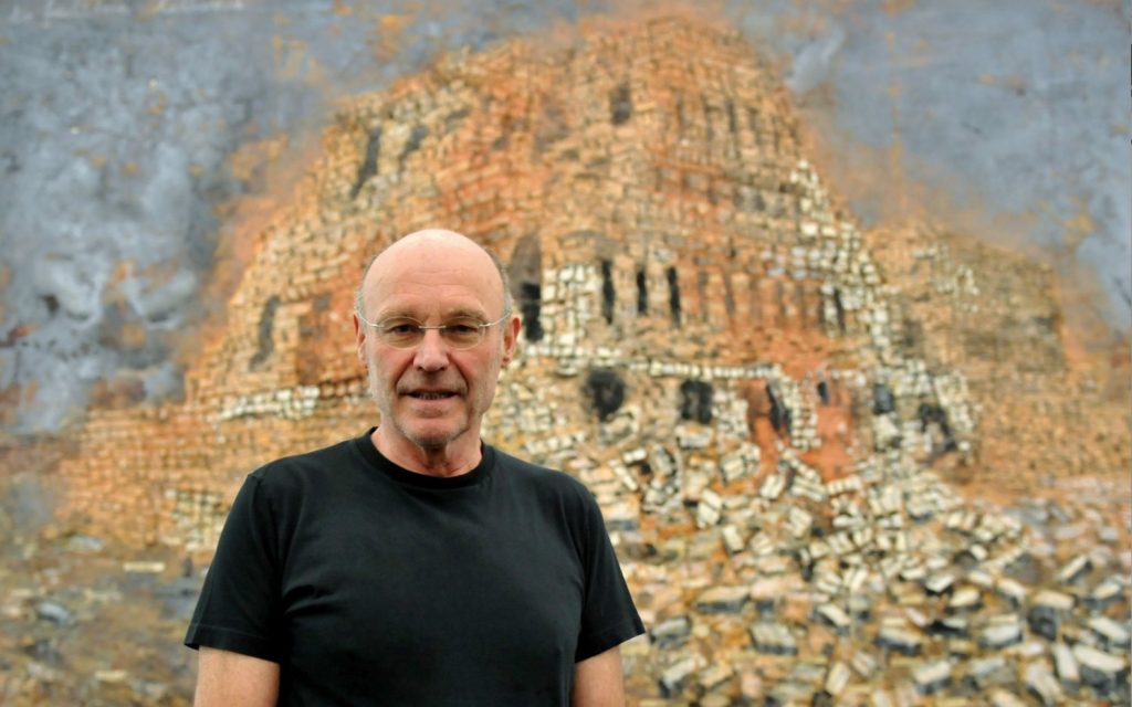 L’artista Anselm Kiefer davanti alla sua opera Der fruchtbare Halbmond in un’immagine del 2011 (Keystone)